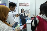 antusias-peserta-dalam-mencari-pekerjaan-di-acara-job-fair-di-mangga-dua-square-jakarta-selasa-24102023-9_169